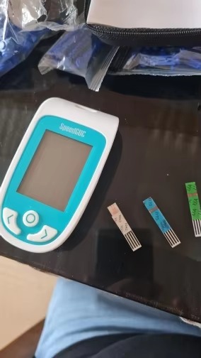 2-in-1 Monitor (Cholesterol & Uric Acid) Complete Set – Includes Lancing Device and Lancets photo review